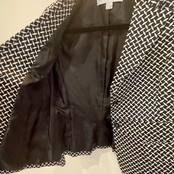 New York and Company Blazer !  Deep Navy and White Geometric Print -2 Button - Picture 11 of 13